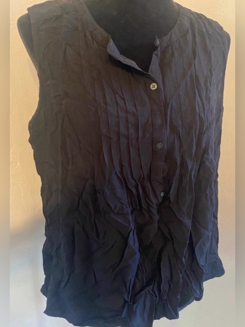 Women’s Sleeveless Navy Crinkle Button-Front Top (Size XL)